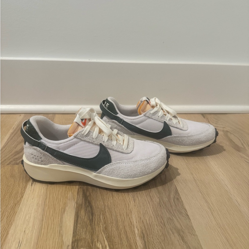 Nike Woman’s Waffle Debut Vintage - Size 6